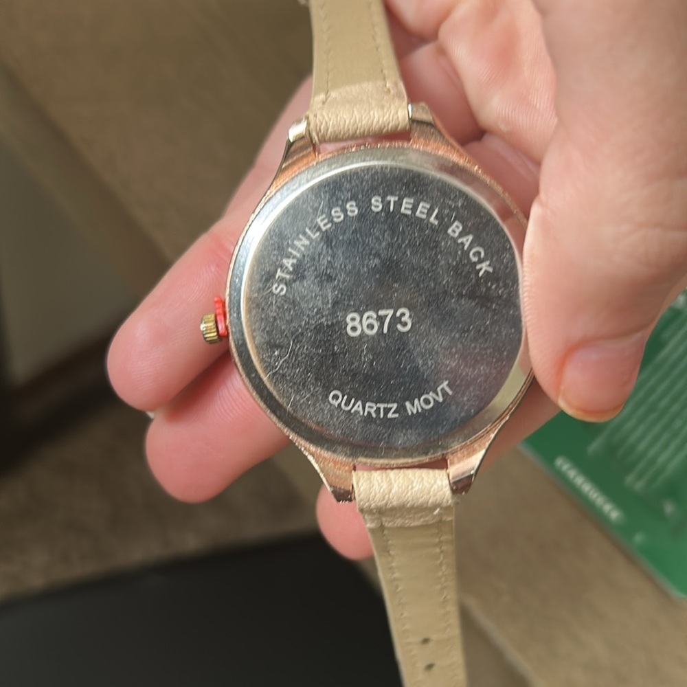 Brand new gold tone analog watch - Picture 3 of 3